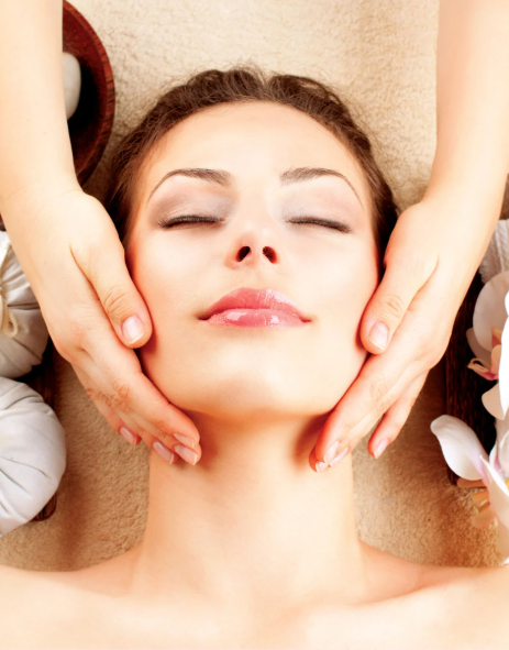 Gesicht- Kopf- Dekolleté Massage