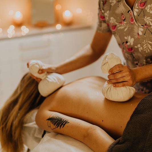 Kräuterstempel Massage